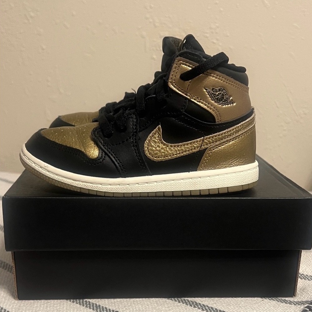 Jordan 1 Retro Nike Kids Black and Gold High-Top Sneakers